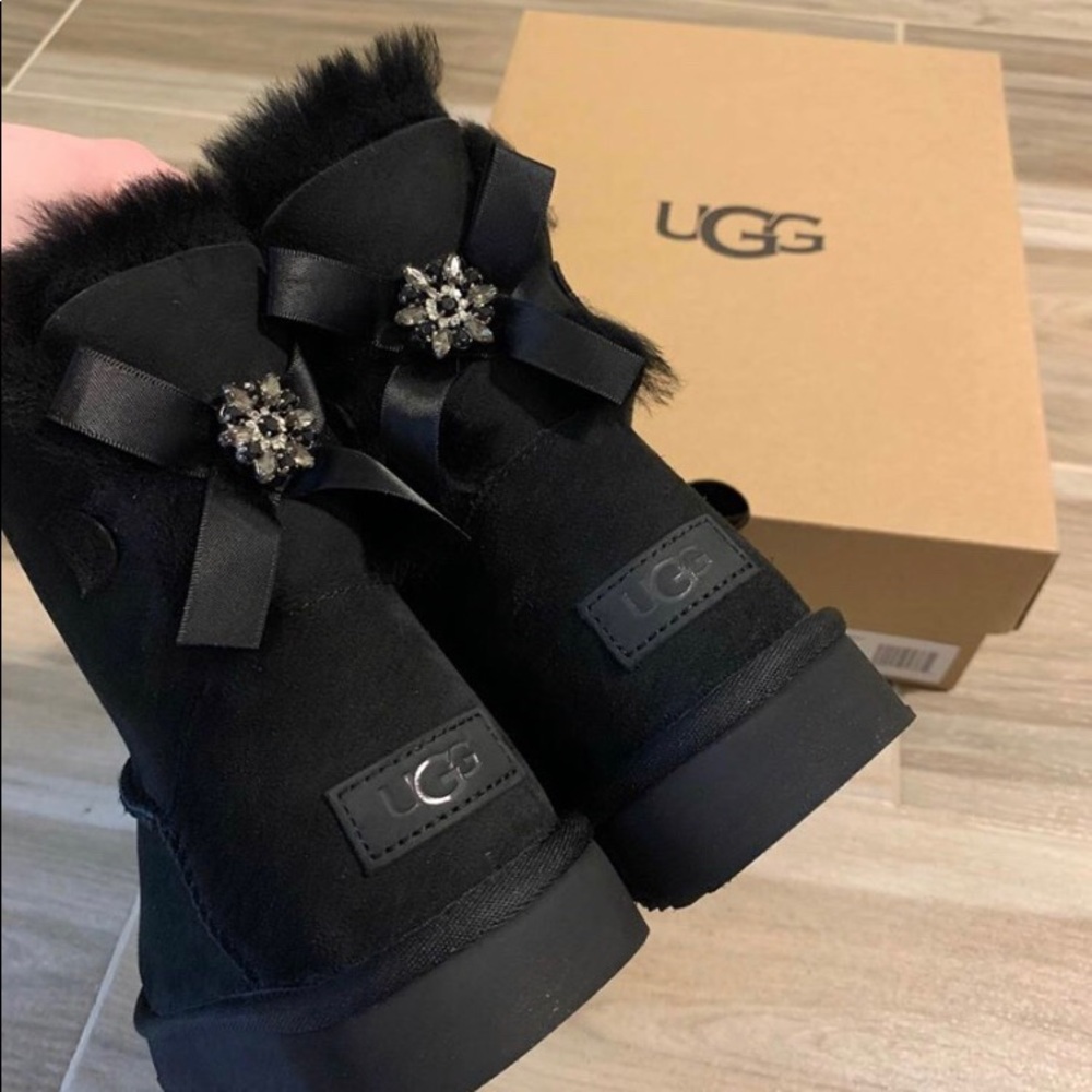 UGGS - Picture 2 of 5